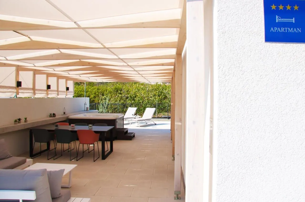 Apartment Kate Τρογκίρ